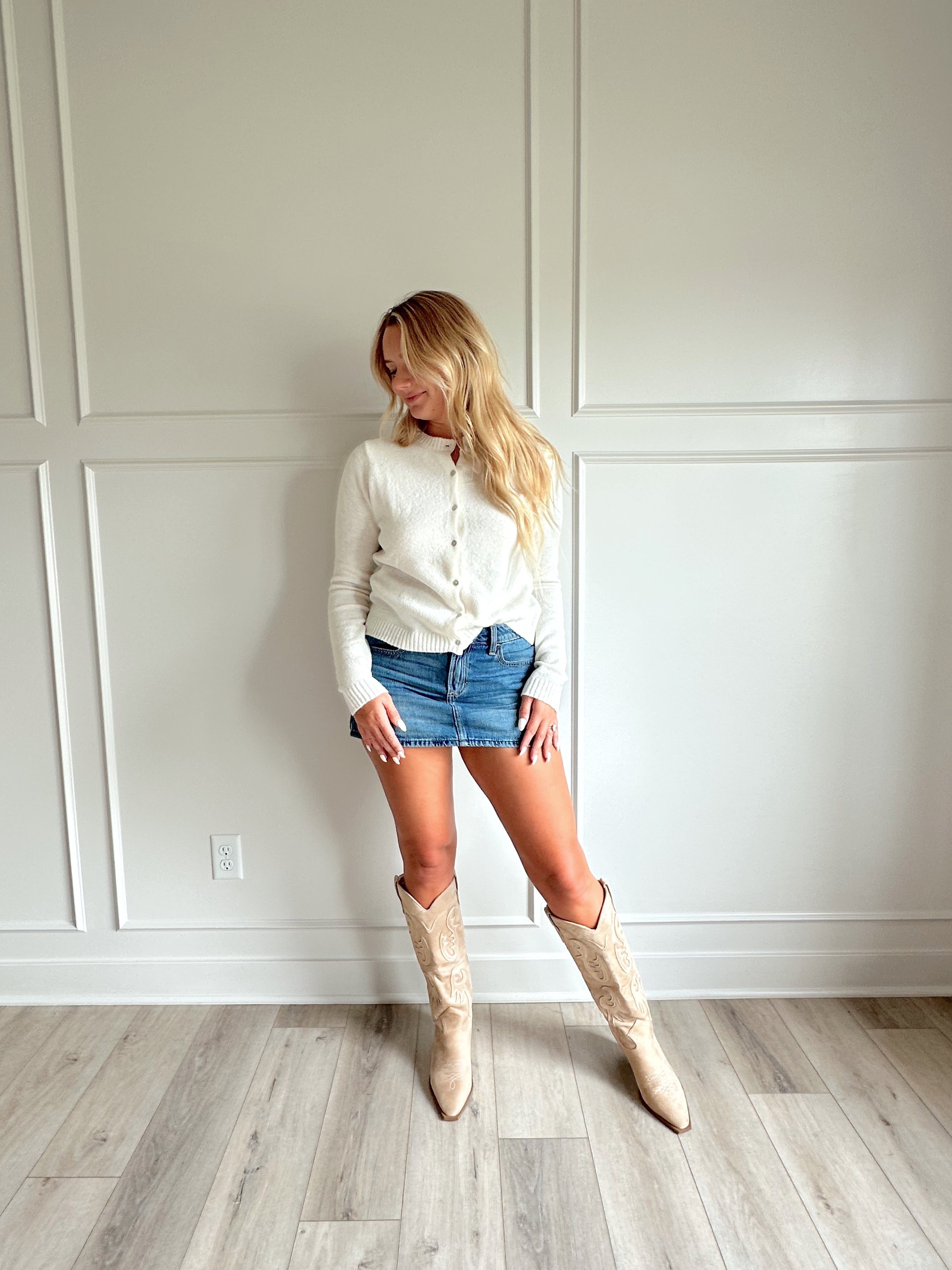 Off white knit cardigan with iridescent button detailing.