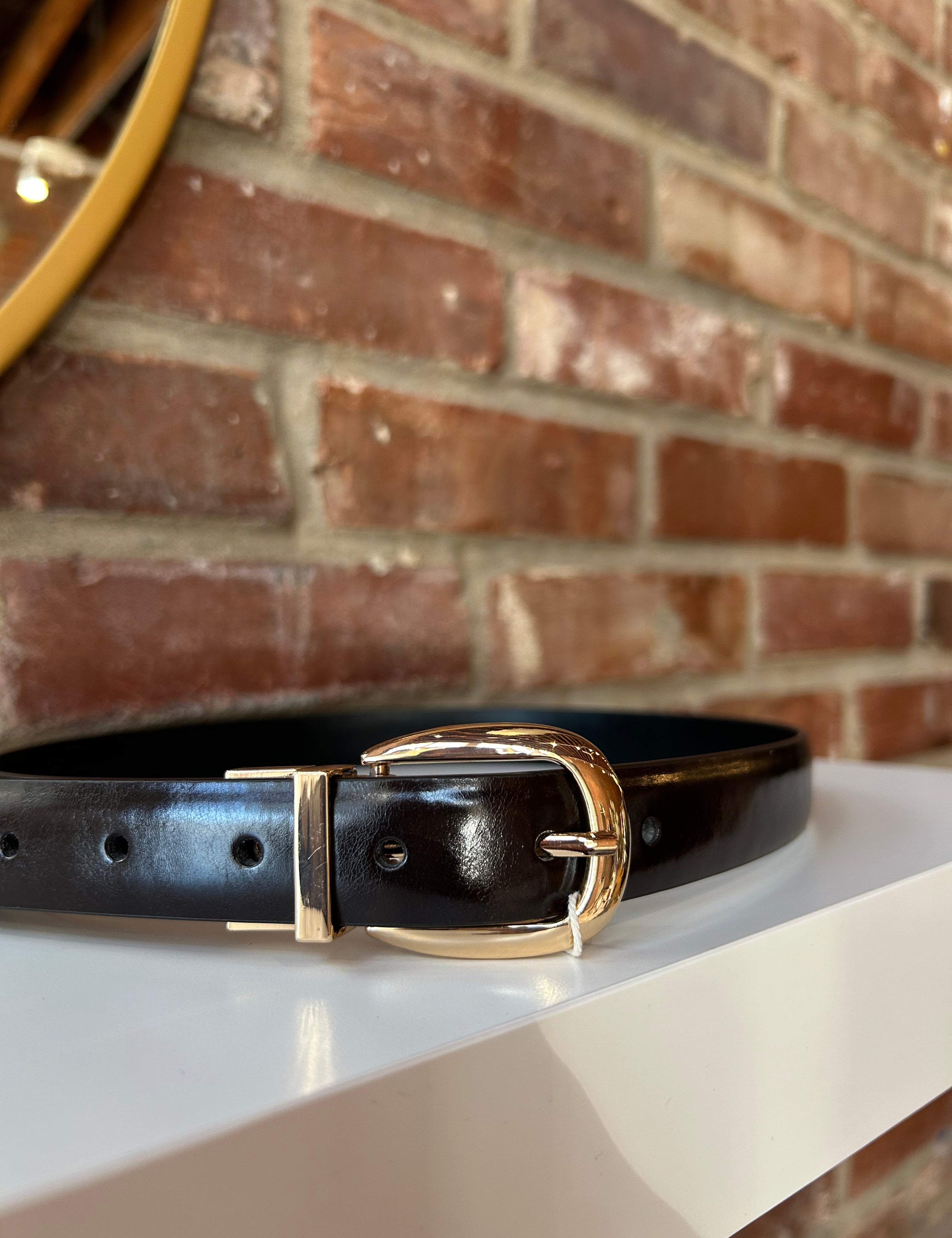 Reversible brown and black belt with gold hardware. 