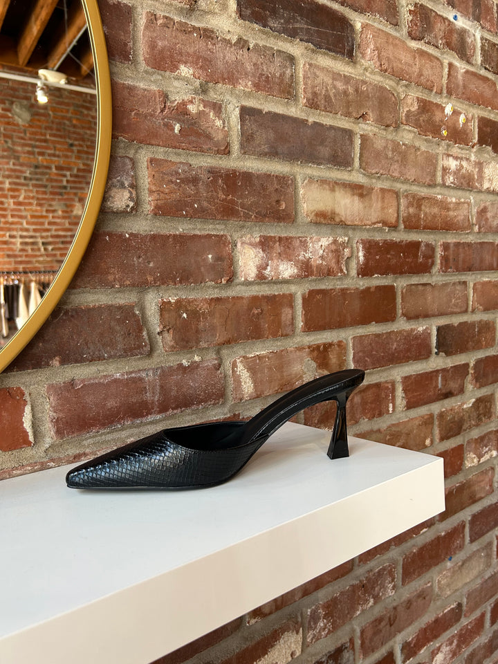 Black scale, pointed, closed toed kitten heel.