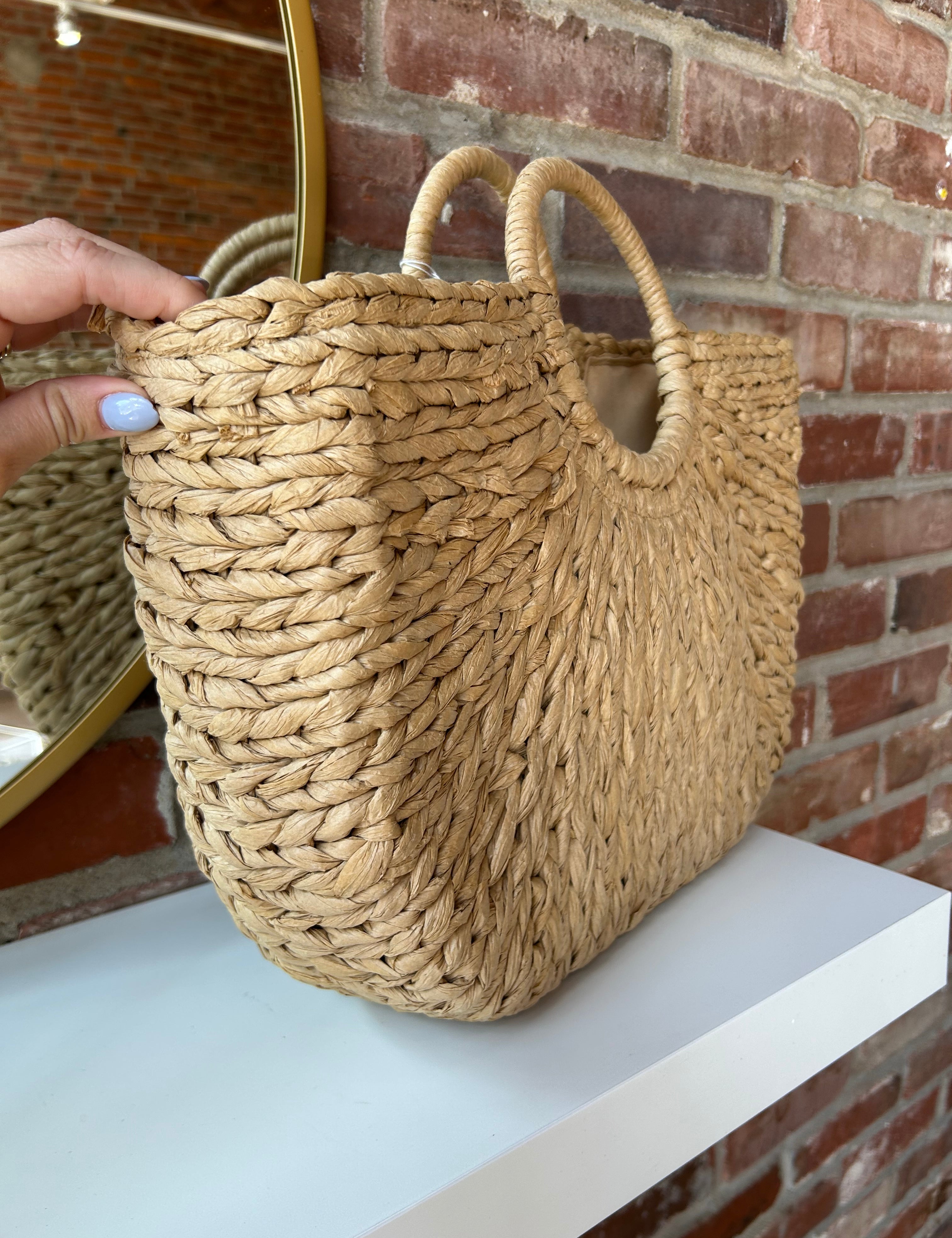 Tan straw tote bag. Perfect for vacation or summer time.