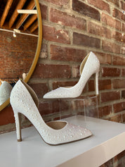 White pearl-embellished pointed toe heel with stiletto heel and elegant bridal design