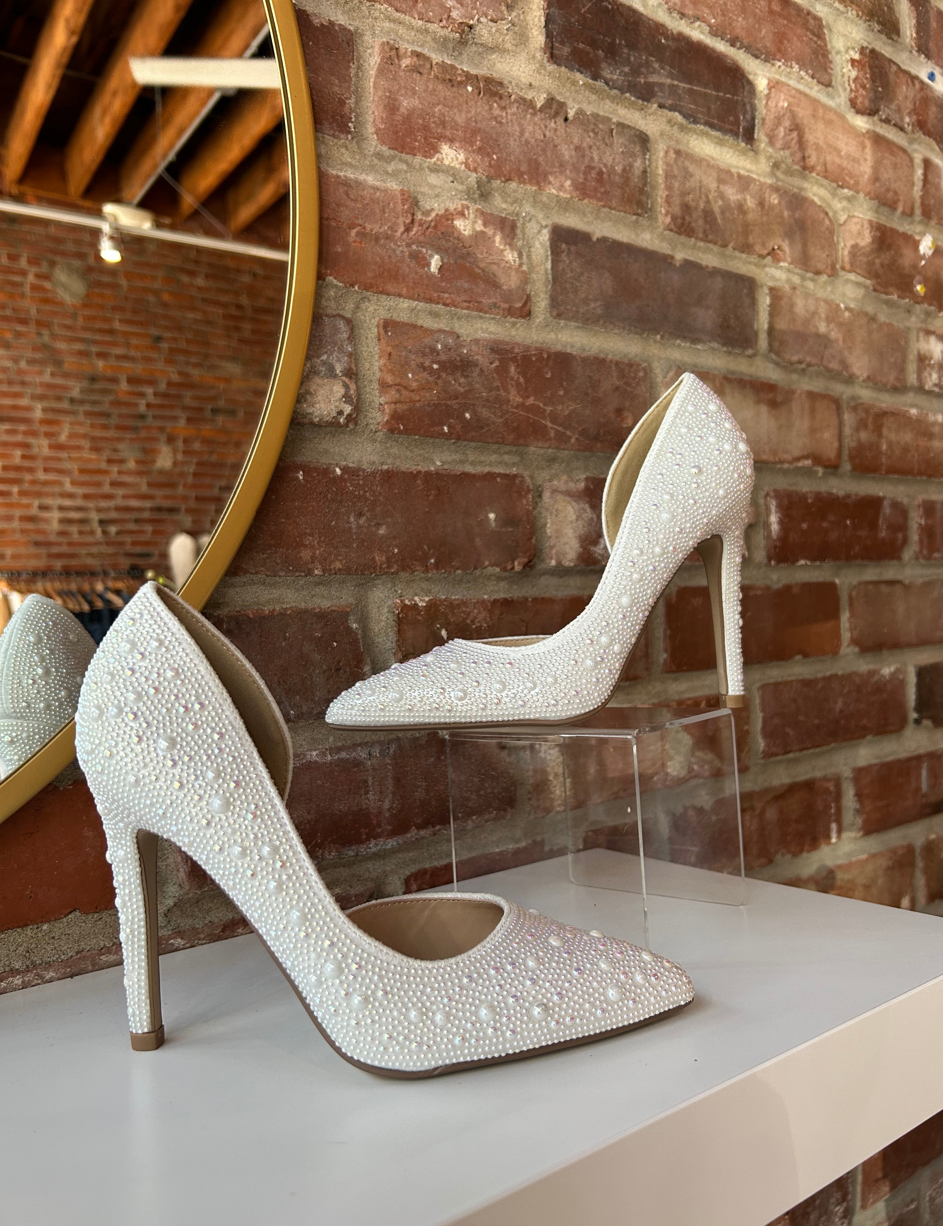 White pearl-embellished pointed toe heel with stiletto heel and elegant bridal design