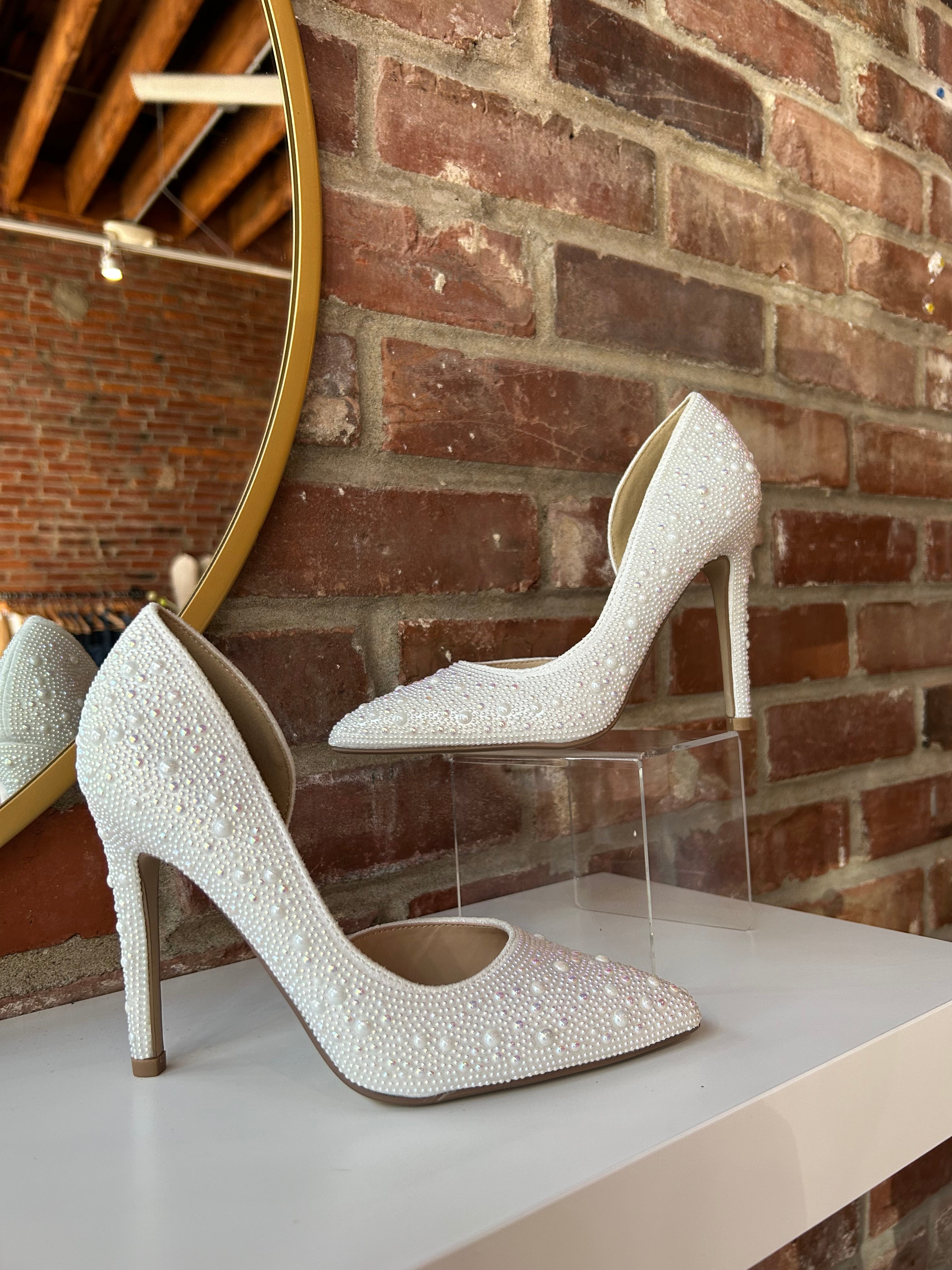 White pearl-embellished pointed toe heel with stiletto heel and elegant bridal design