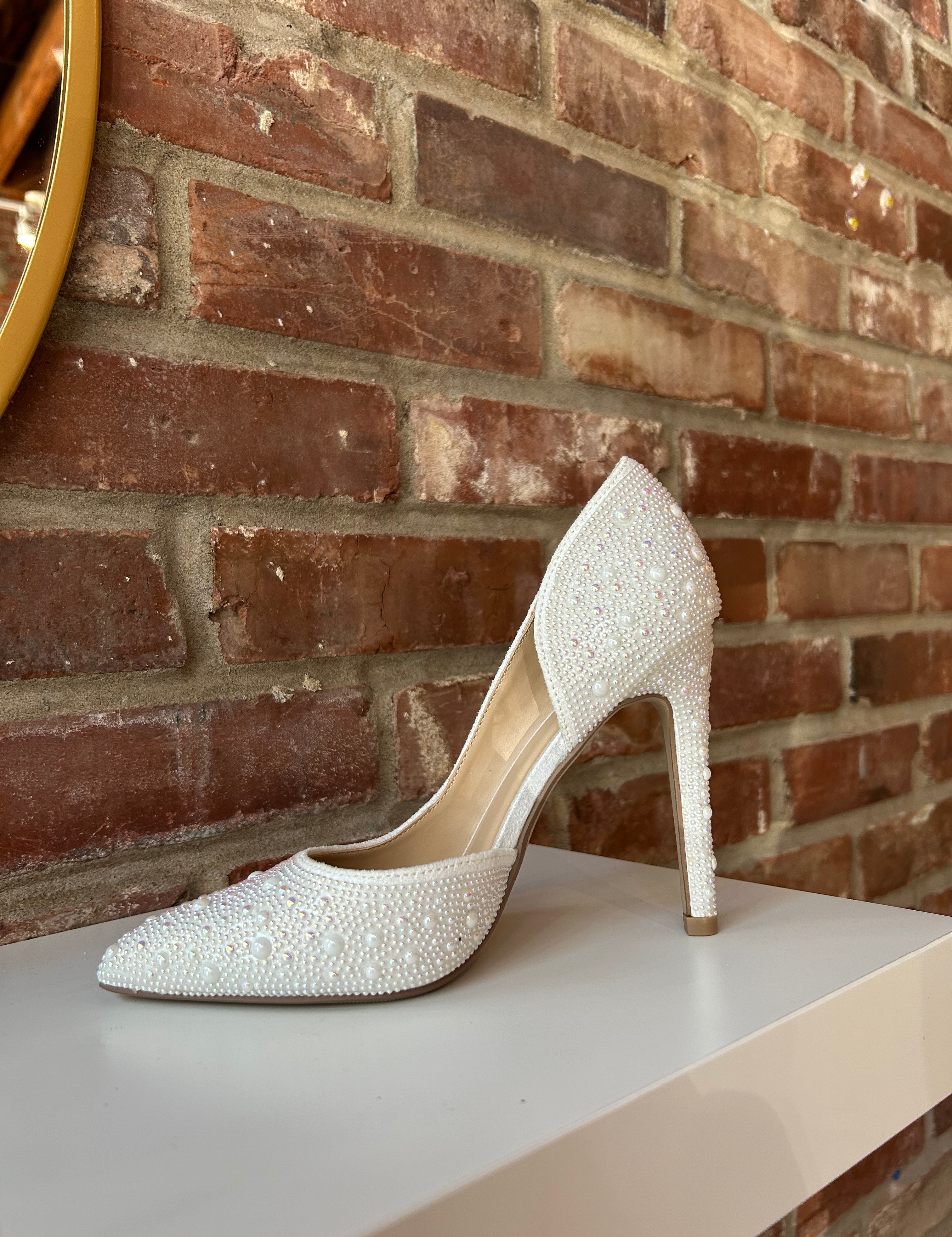 White pearl-embellished pointed toe heel with stiletto heel and elegant bridal design