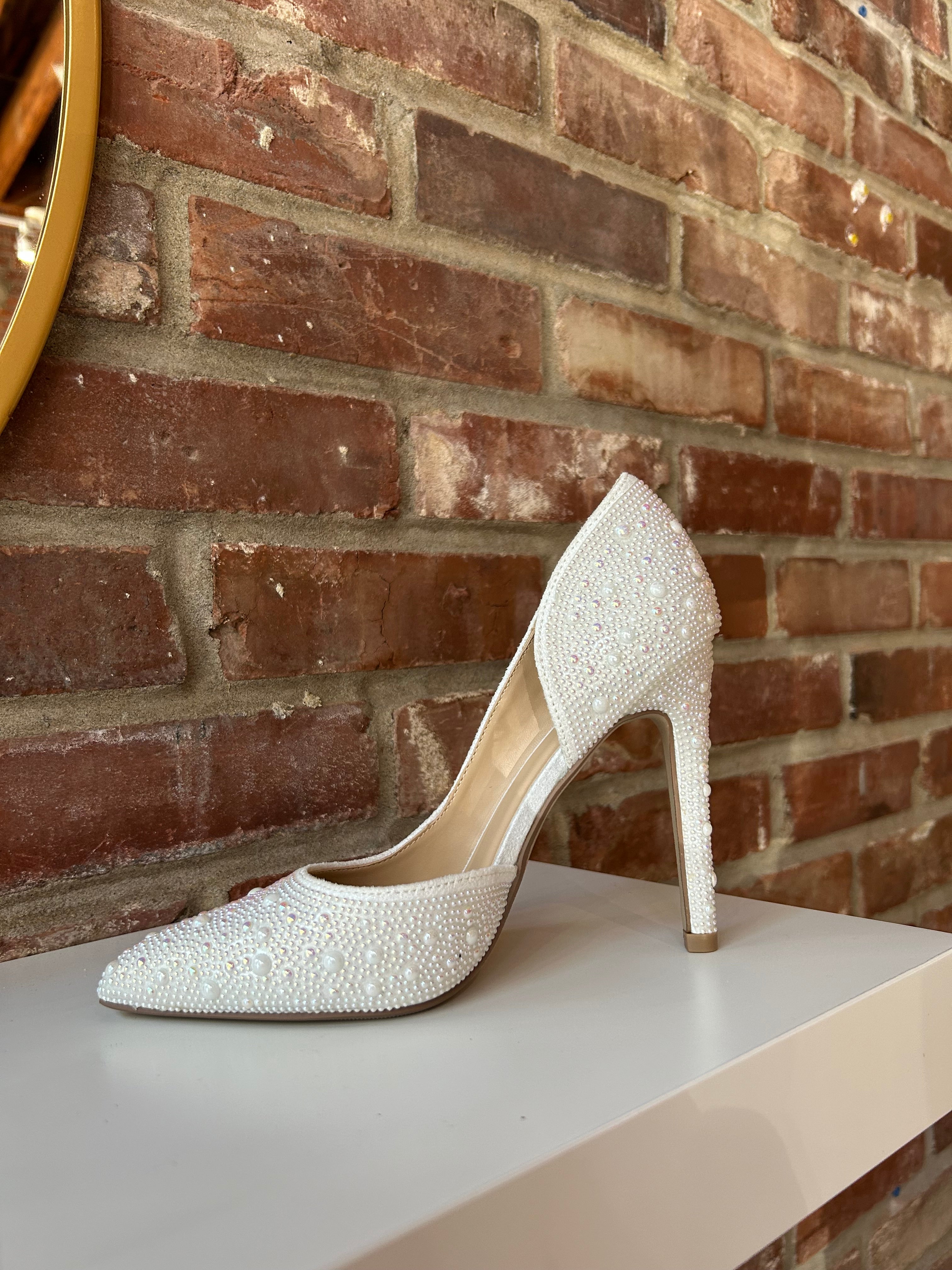 White pearl-embellished pointed toe heel with stiletto heel and elegant bridal design