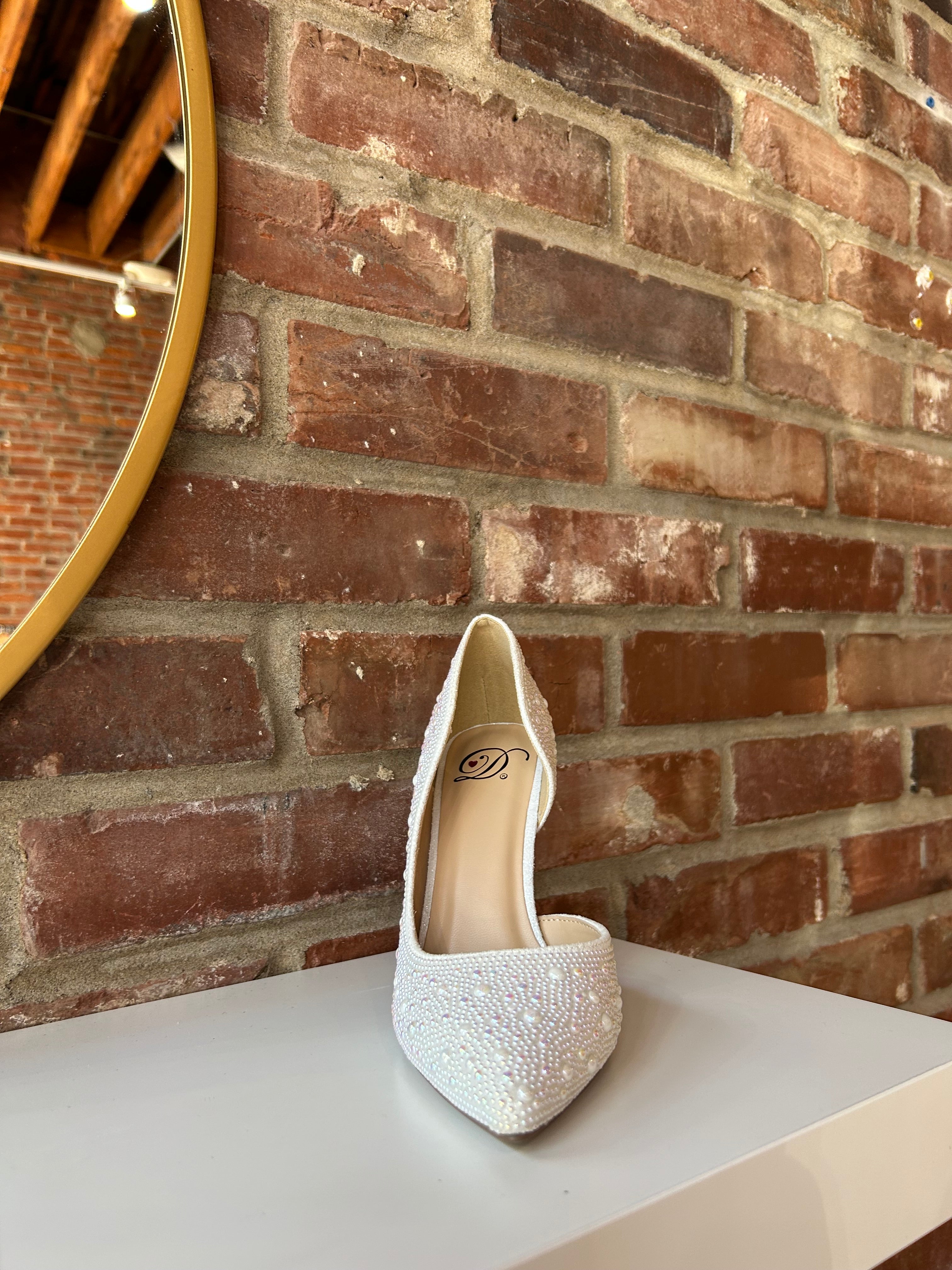 White pearl-embellished pointed toe heel with stiletto heel and elegant bridal design