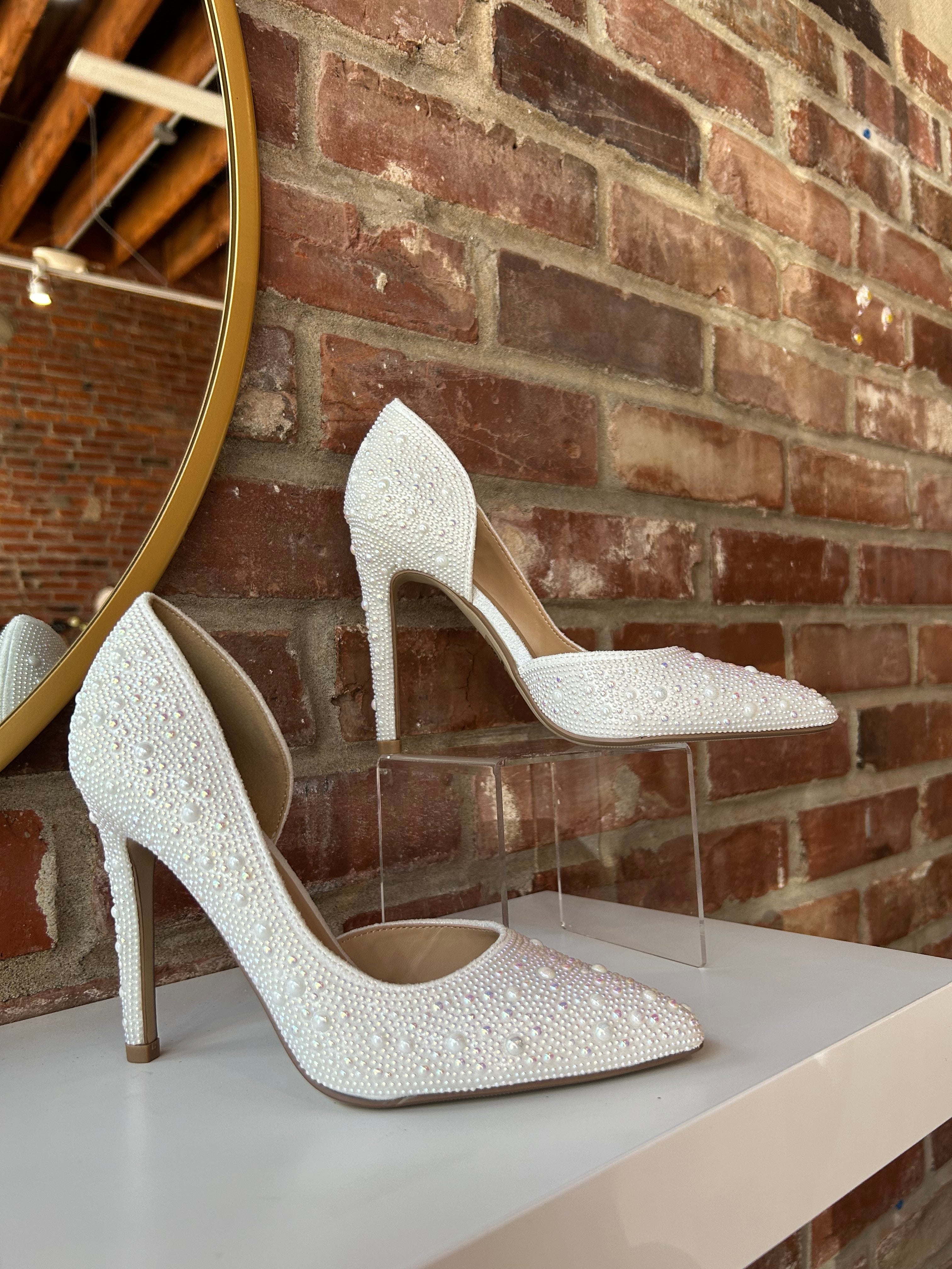 White pearl-embellished pointed toe heel with stiletto heel and elegant bridal design