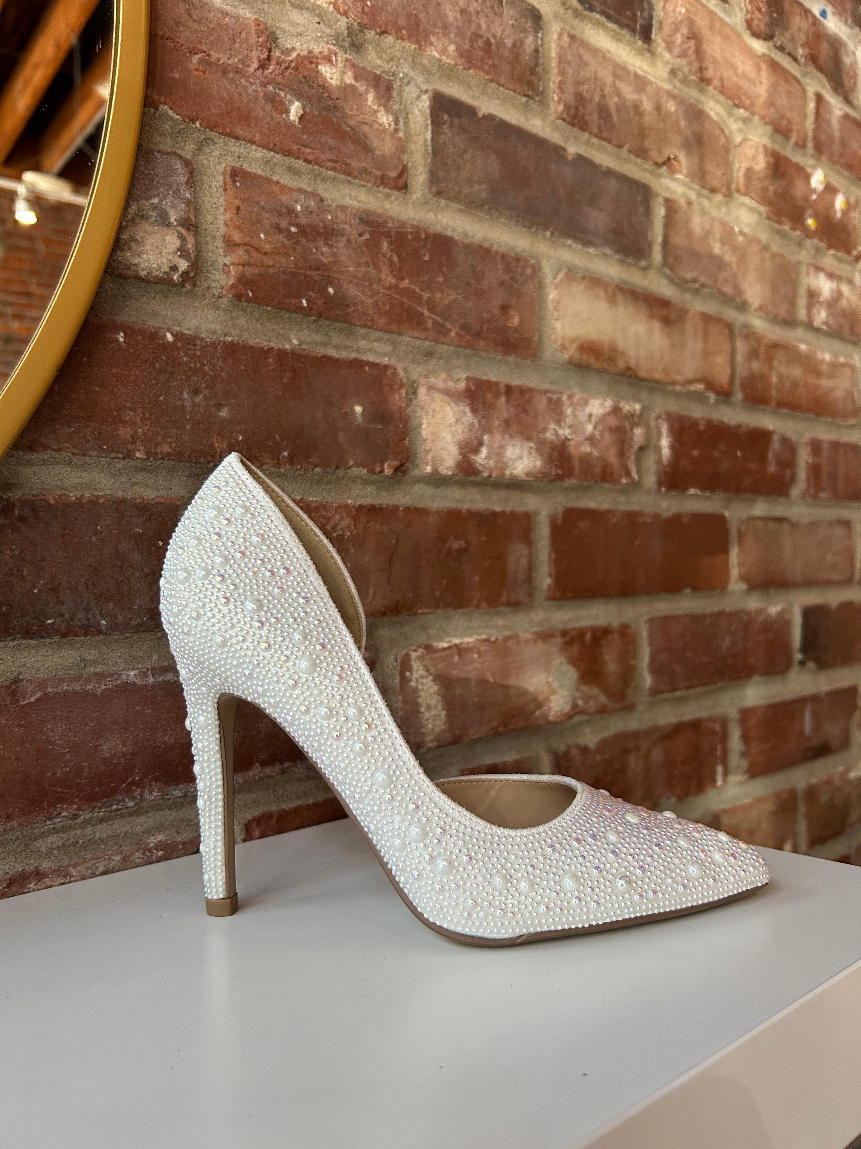 White pearl-embellished pointed toe heel with stiletto heel and elegant bridal design